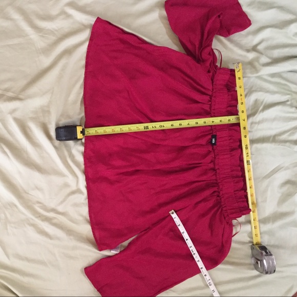 Woman’s off-shoulder top - Picture 7 of 8